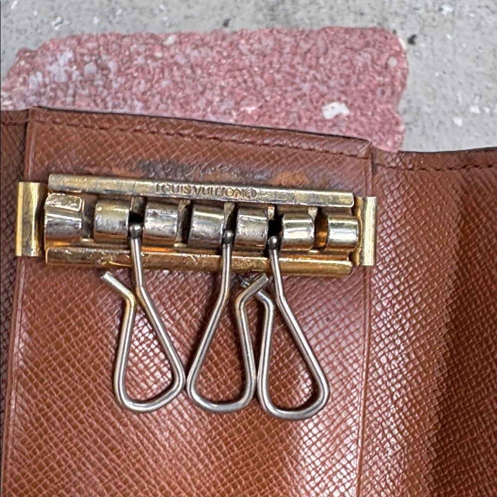 Vintage Louis Vuitton monogram key holder - Picture 8 of 11